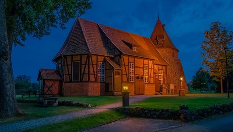 Обои фонари, st remigius church, вечер, дом, церковь, здание, германия, нижняя саксония, зудербург, lights, the evening, house, church, the building, germany, lower saxony, suderburg разрешение 2048x1389 Загрузить