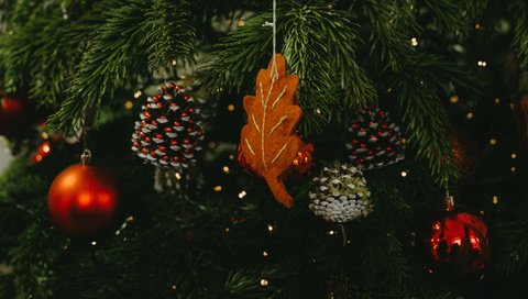 Обои новый год, шары, украшения, праздник, рождество, шишки, new year, balls, decoration, holiday, christmas, bumps разрешение 2112x1188 Загрузить