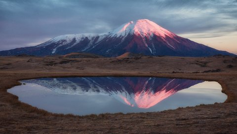 Обои озеро, пейзаж, камчатка, вулкан, lake, landscape, kamchatka, the volcano разрешение 1920x1280 Загрузить