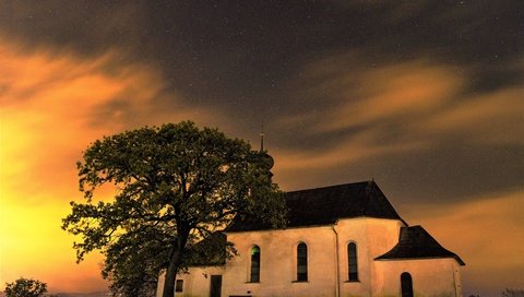 Обои небо, облака, вечер, звезды, дом, церковь, часовня, the sky, clouds, the evening, stars, house, church, chapel разрешение 3840x2560 Загрузить