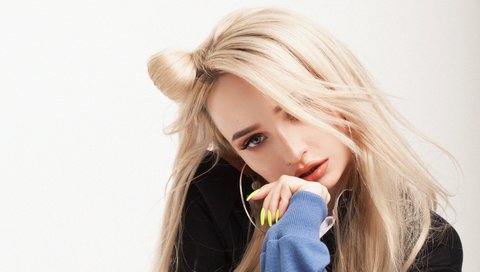 Обои девушка, kim petras, ким петрас, блондинка, взгляд, волосы, певица, макияж, немецкая, маникюр, girl, blonde, look, hair, singer, makeup, german, manicure разрешение 3744x2106 Загрузить