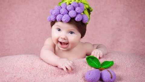 Обои дети, радость, игрушка, ягоды, ребенок, малыш, младенец, шапочка, сливы, plum, children, joy, toy, berries, child, baby, cap разрешение 6895x4602 Загрузить