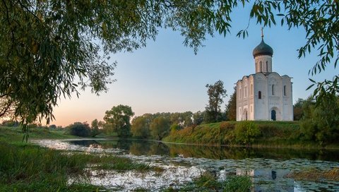 Обои деревья, травы, река, природа, пейзаж, утро, ветки, осень, церковь, trees, grass, river, nature, landscape, morning, branches, autumn, church разрешение 2000x1328 Загрузить