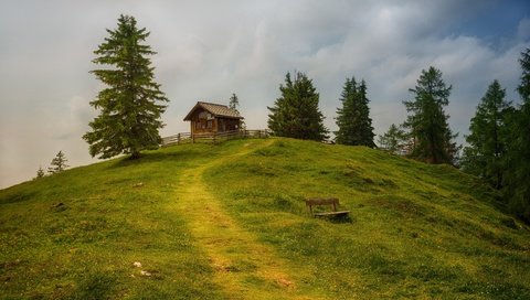 Обои небо, гора, трава, деревня, облака, забор, деревья, луг, зелень, скамейка, дорожка, ели, склон, холм, лето, лавочка, the sky, mountain, grass, village, clouds, the fence, trees, meadow, greens, bench, track, ate, slope, hill, summer, shop разрешение 3840x2160 Загрузить