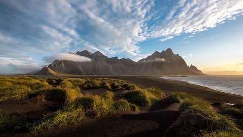 Обои небо, трава, облака, горы, скалы, берег, море, исландия, the sky, grass, clouds, mountains, rocks, shore, sea, iceland разрешение 3840x2160 Загрузить