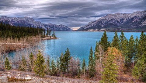 Обои деревья, озеро, горы, природа, тучи, пейзаж, канада, abraham lake, trees, lake, mountains, nature, clouds, landscape, canada разрешение 5627x3745 Загрузить