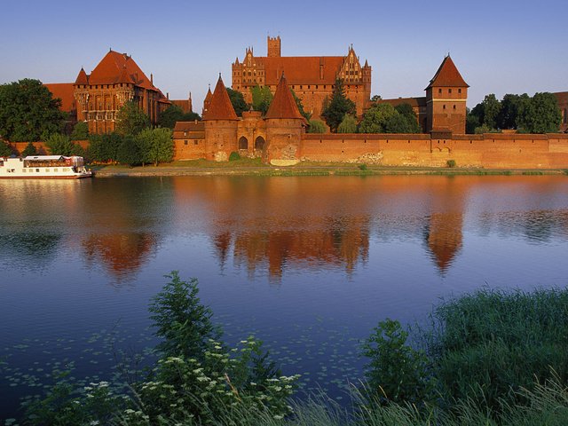 Обои деревья, вода, отражение, замок, trees, water, reflection, castle разрешение 1920x1200 Загрузить