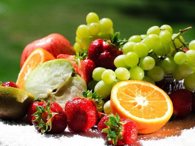 Обои виноград, еда, фрукты, клубника, ягоды, апельсин, киви, grapes, food, fruit, strawberry, berries, orange, kiwi разрешение 2560x1600 Загрузить