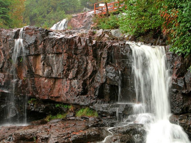 Обои мостик, лес, водопад, движение, глыбы, скал, the bridge, forest, waterfall, movement, blocks, rocks разрешение 1920x1200 Загрузить