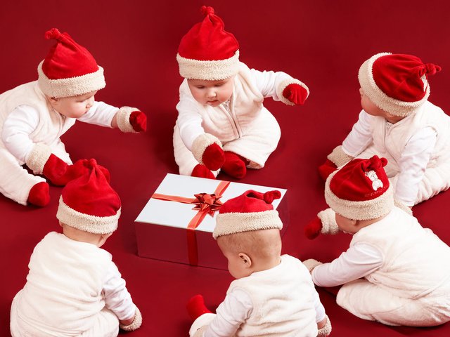 Обои новый год, подарок, детишки, new year, gift, kids разрешение 1920x1200 Загрузить