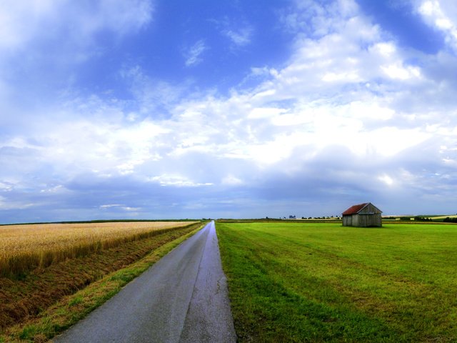 Обои небо, дорога, поле, красота, дом, широкоформатные обои, the sky, road, field, beauty, house, widescreen wallpaper разрешение 6613x3313 Загрузить