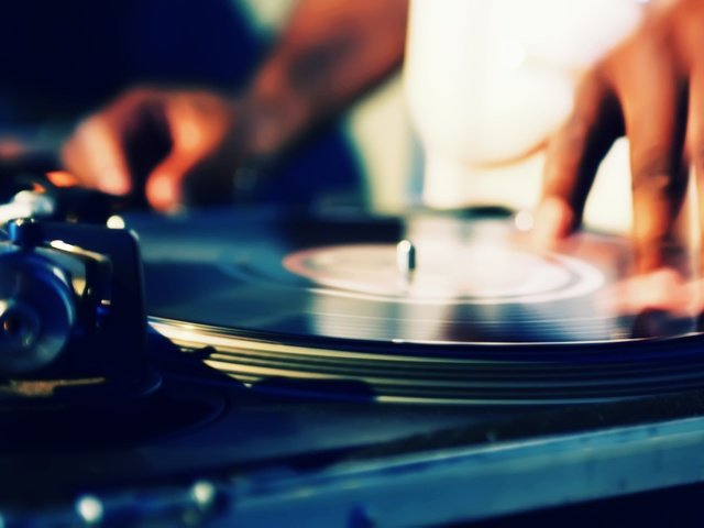 Обои музыка, пластинка, руки, ди-джей, вертушки, music, record, hands, dj, turntables разрешение 3000x2003 Загрузить