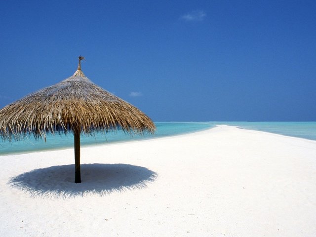 Обои песок, океан, коса, зонтик, солома, белоснежный, sand, the ocean, braid, umbrella, straw, white разрешение 1920x1200 Загрузить