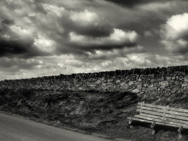 Обои небо, дорога, облака, черно-белая, скамейка, the sky, road, clouds, black and white, bench разрешение 1920x1200 Загрузить