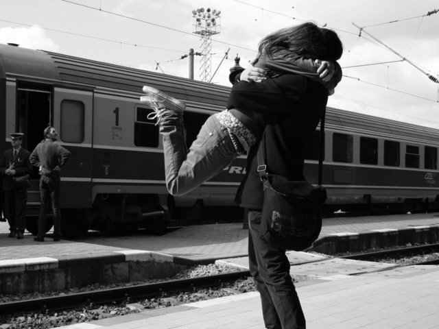 Обои поезд, любовь, объятья, train, love, hugs разрешение 2560x1600 Загрузить