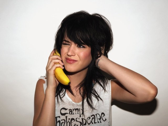 Обои брюнетка, певица, банана, телефона, кети перри, brunette, singer, banana, phone, katy perry разрешение 2496x1664 Загрузить