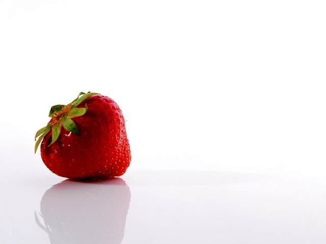 Обои клубника, белое, красное, strawberry, white, red разрешение 2560x1600 Загрузить