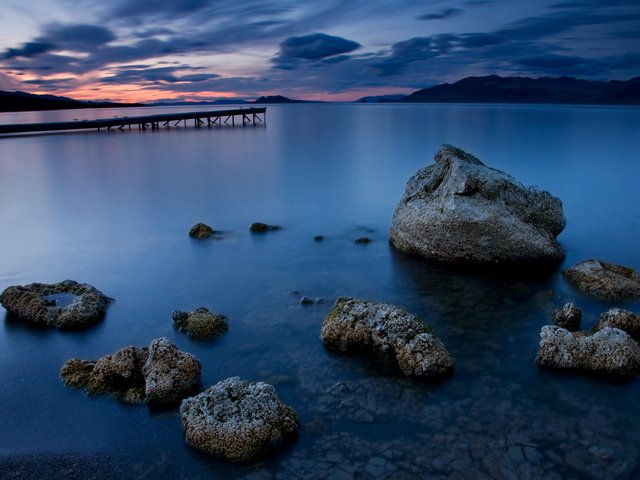 Обои облака, ночь, вода, камни, берег, пейзажи, мост, океан, clouds, night, water, stones, shore, landscapes, bridge, the ocean разрешение 1920x1200 Загрузить