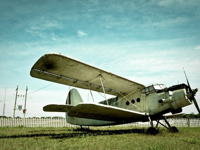 Обои небо, трава, самолет, забор, the sky, grass, the plane, the fence разрешение 2560x1600 Загрузить