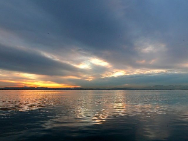 Обои облака, вода, закат, горизонт, clouds, water, sunset, horizon разрешение 3360x1050 Загрузить