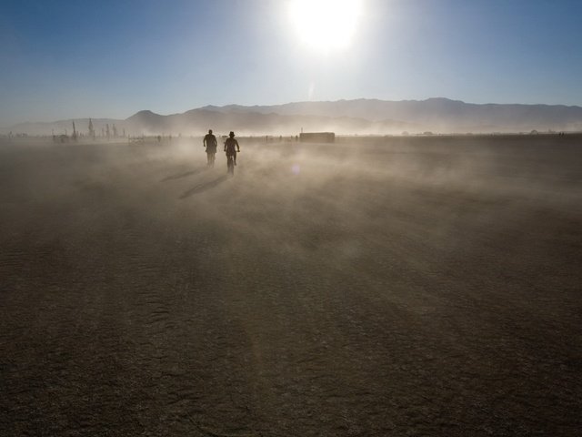 Обои горы, солнце, движение, пыль, mountains, the sun, movement, dust разрешение 1920x1440 Загрузить
