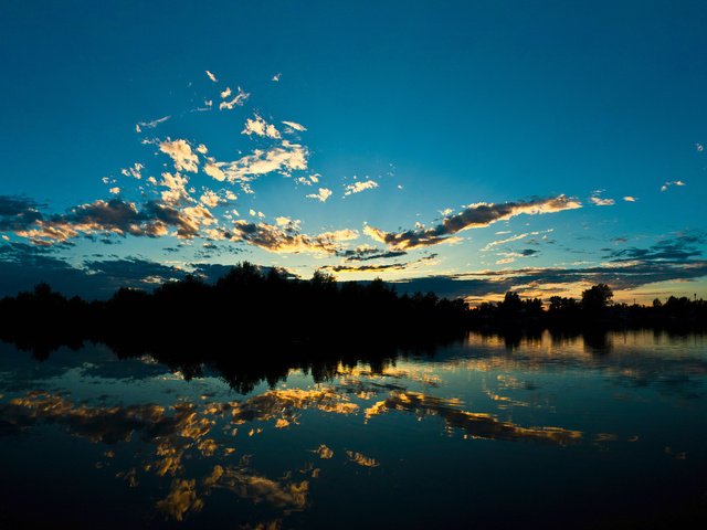 Обои облака, деревья, вода, отражение, clouds, trees, water, reflection разрешение 1920x1080 Загрузить