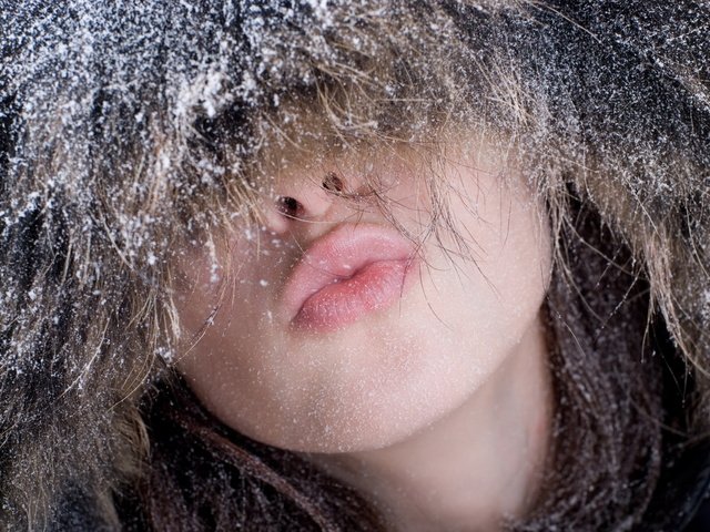 Обои девушка, портрет, модель, губы, лицо, шапка, поцелуй, girl, portrait, model, lips, face, hat, kiss разрешение 2533x1600 Загрузить