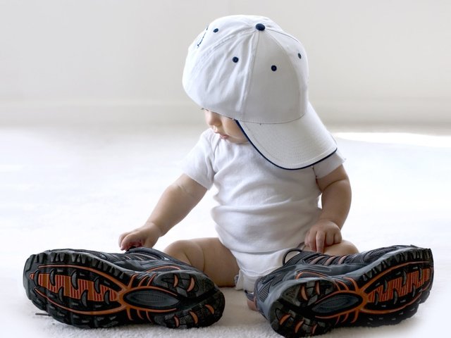 Обои белый, ребенок, кроссовки, бейсболка, white, child, sneakers, baseball cap разрешение 2560x1600 Загрузить