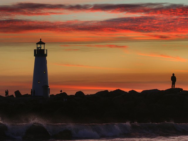 Обои закат, море, маяк, люди, sunset, sea, lighthouse, people разрешение 2560x1600 Загрузить