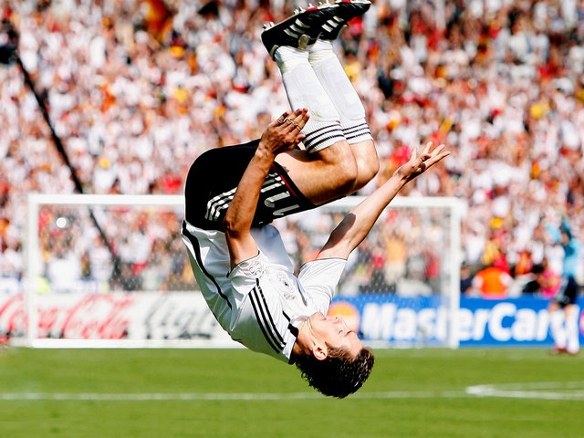 Обои футбол, прыжок, стадион, футболист, miroslav klose, football, jump, stadium, player разрешение 1920x1200 Загрузить