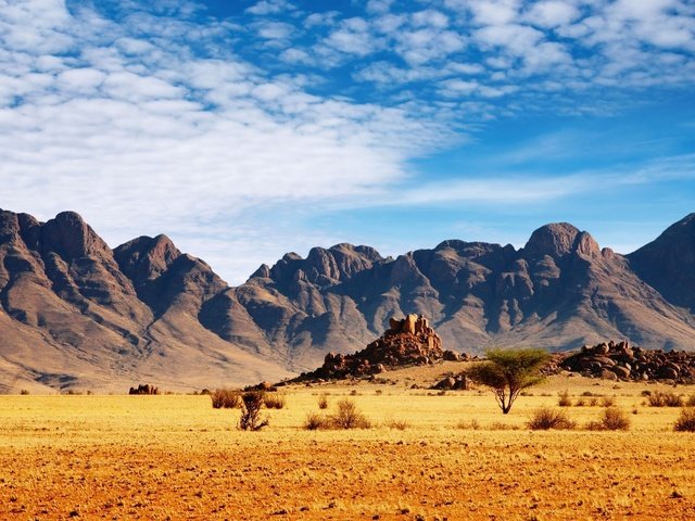 Обои небо, облака, горы, пустыня, саванна, намибия, скалистые горы, кустарники, the sky, clouds, mountains, desert, savannah, namibia, rocky mountains, shrubs разрешение 1920x1080 Загрузить