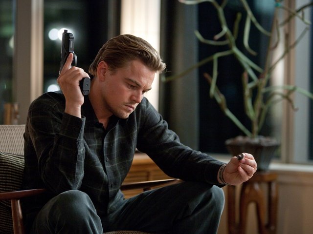 Обои пистолет, смотрит, сидит, начало, inception, леонардо дикаприо, кобб, юла, gun, looks, sitting, beginning, leonardo dicaprio, cobb, yula разрешение 2560x1600 Загрузить