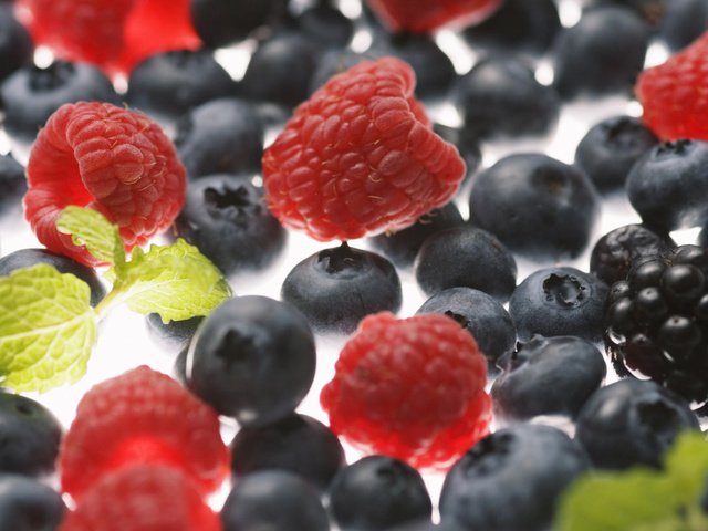 Обои макро, малина, ягоды, черника, ежевика, macro, raspberry, berries, blueberries, blackberry разрешение 1920x1200 Загрузить