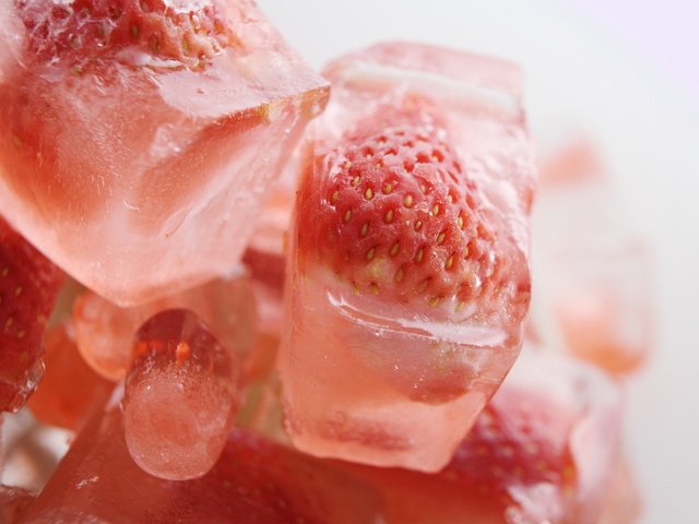 Обои ягода, клубника, лёд, кубики, berry, strawberry, ice, cubes разрешение 1920x1200 Загрузить