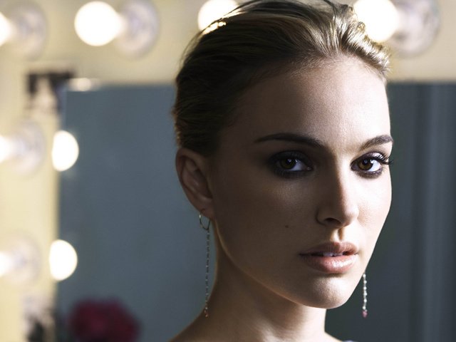 Обои девушка, портрет, взгляд, волосы, лицо, натали портман, girl, portrait, look, hair, face, natalie portman разрешение 2560x1920 Загрузить