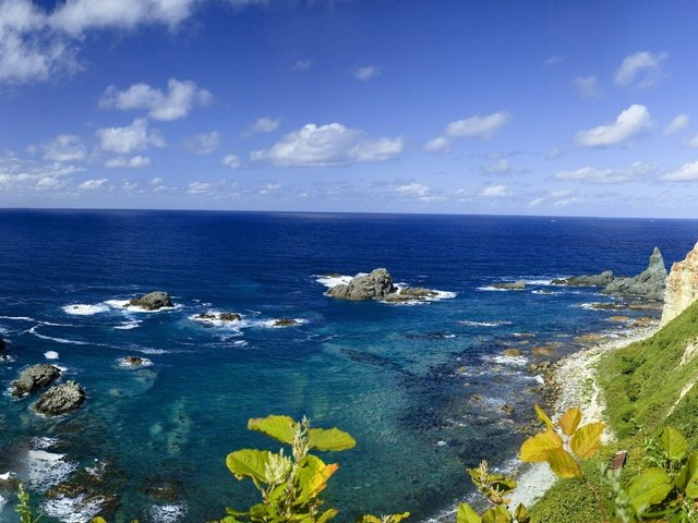 Обои небо, облака, скалы, камни, волны, море, голубой, the sky, clouds, rocks, stones, wave, sea, blue разрешение 2048x1536 Загрузить