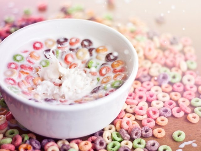 Обои цвет, брызги, завтрак, молоко, колечки, тарелка, хлопья, color, squirt, breakfast, milk, rings, plate, cereal разрешение 2560x1600 Загрузить