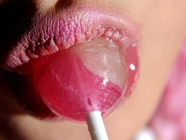 Обои девушка, губы, лицо, леденец, чупа-чупс, girl, lips, face, lollipop разрешение 1920x1080 Загрузить