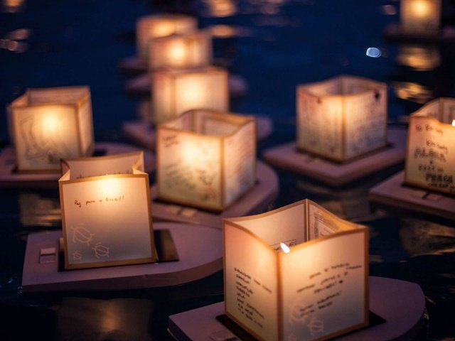 Обои огоньки, фонарики, огни на воде, бумажные, китайские фонарики, lights, lanterns, the lights on the water, paper разрешение 1920x1200 Загрузить