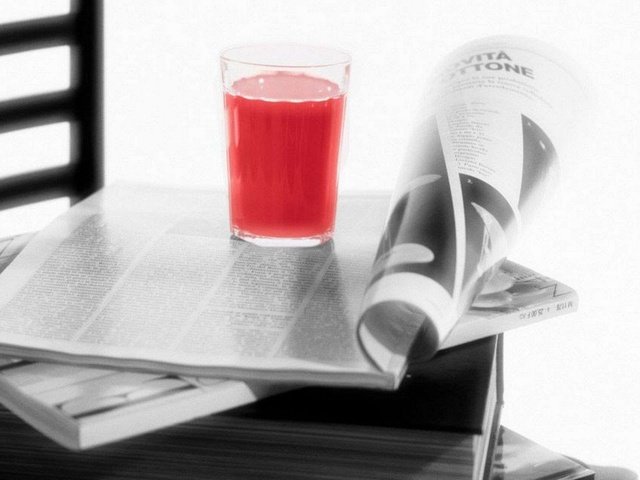 Обои напитки, стакан, сок, томатный сок, журналы, drinks, glass, juice, tomato juice, magazines разрешение 1920x1200 Загрузить