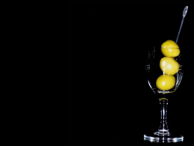 Обои бокал, черный фон, коктейль, напитки, водка, оливки, glass, black background, cocktail, drinks, vodka, olives разрешение 1920x1200 Загрузить