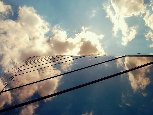 Обои небо, облака, отражение, здание, the sky, clouds, reflection, the building разрешение 2560x1600 Загрузить