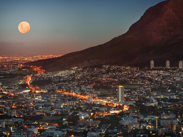 Обои свет, огни, горы, луна, мегаполис, юар, кейптаун, light, lights, mountains, the moon, megapolis, south africa, cape town разрешение 1920x1200 Загрузить