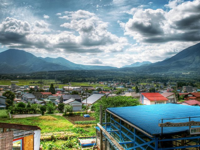 Обои облака, горы, дома, clouds, mountains, home разрешение 1920x1080 Загрузить