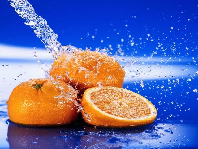 Обои вода, капли, фрукты, апельсины, брызги, синий фон, цитрусы, water, drops, fruit, oranges, squirt, blue background, citrus разрешение 1920x1200 Загрузить