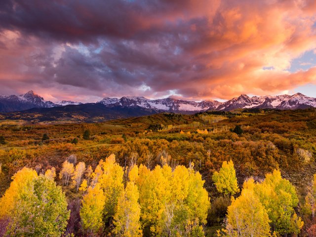 Обои небо, облака, горы, лес, закат, осень, the sky, clouds, mountains, forest, sunset, autumn разрешение 2048x1346 Загрузить