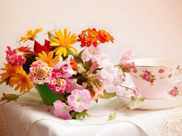 Обои цветы, букет, чашка, напитки, ваза, чай, натюрморт, flowers, bouquet, cup, drinks, vase, tea, still life разрешение 1920x1200 Загрузить