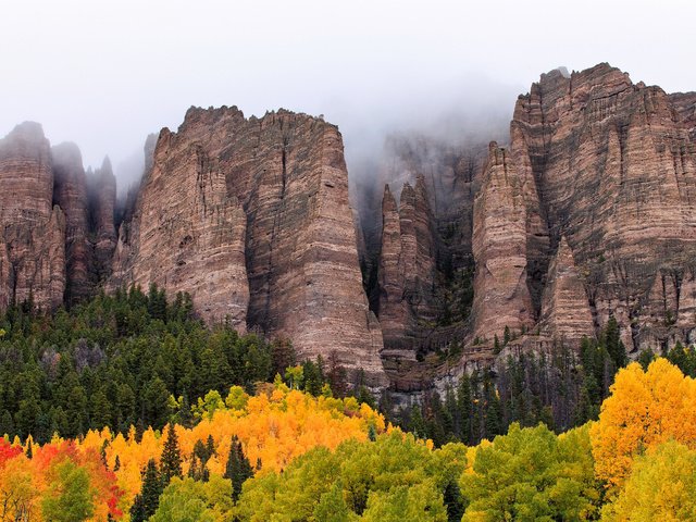 Обои небо, облака, горы, скалы, природа, лес, туман, осень, the sky, clouds, mountains, rocks, nature, forest, fog, autumn разрешение 2560x1600 Загрузить