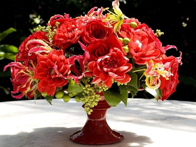 Обои цветы, розы, стол, букет, ваза, композиция, георгины, глориоза, flowers, roses, table, bouquet, vase, composition, dahlias, gloriosa разрешение 1920x1200 Загрузить