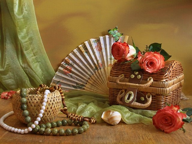 Обои розы, бусы, ракушка, веер, натюрморт, сундучок, roses, beads, shell, fan, still life, chest разрешение 3000x2176 Загрузить